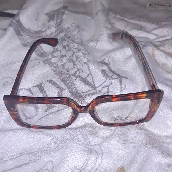 Glasses - Picture 4 of 6